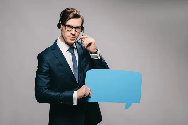 Hombre Serio Traje Con Auriculares Celebración Burbuja Del Habla Sobre — Foto de Stock