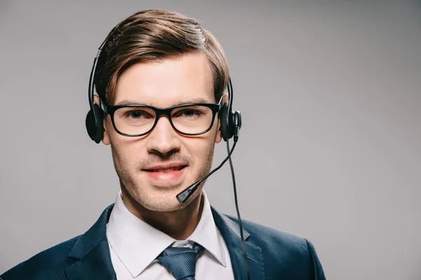 Χαμογελαστός Άνθρωπος Στο Κοστούμι Και Γυαλιά Που Φοράει Ακουστικά Γκρίζο — Φωτογραφία Αρχείου