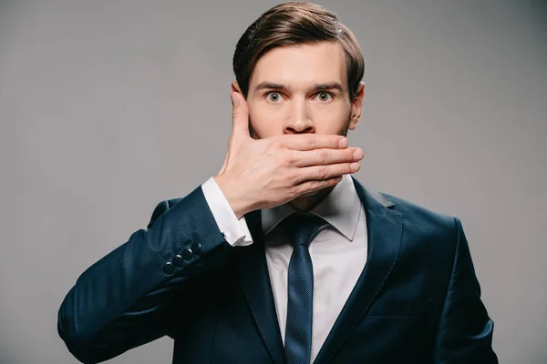 Schöner Geschäftsmann Der Mund Mit Der Hand Auf Grauem Hintergrund — Stockfoto