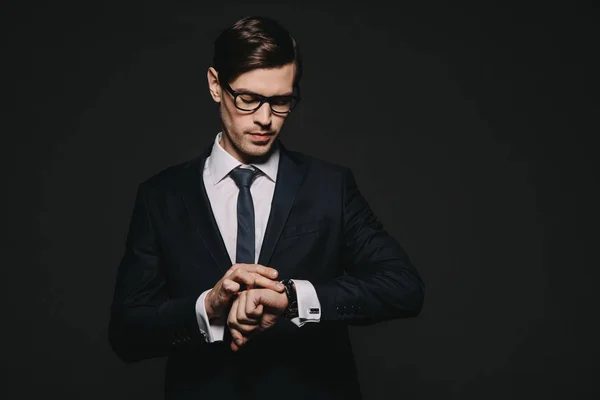 Jóképű Üzletember Látszó Nézni Miközben Suit Állt Elszigetelt Fekete — Stock Fotó