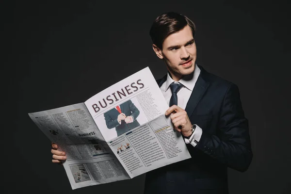 Hombre Negocios Traje Sosteniendo Periódico Negocios Aislado Negro — Foto de Stock