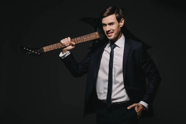 Bonito Empresário Segurando Guitarra Elecrtônica Com Mão Bolso Isolado Preto — Fotografia de Stock