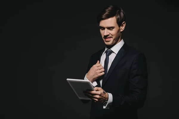 Homem Negócios Sorrindo Segurando Tablet Digital Mãos Isoladas Preto — Fotografia de Stock