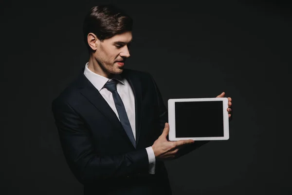 Vrolijke Zakenman Holding Digitale Tablet Met Leeg Scherm Zwart Geïsoleerd — Stockfoto