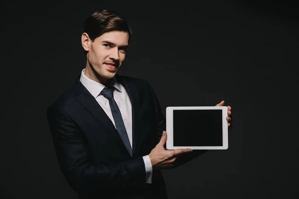 Glad Affärsman Holding Digital Tablett Med Blank Skärm Isolerade Svart — Stockfoto