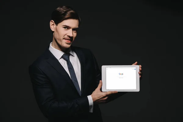 Vrolijke Zakenman Holding Digitale Tablet Met Google Browser Geïsoleerd Zwart — Stockfoto