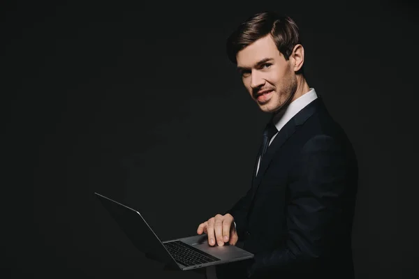 Empresário Alegre Terno Usando Laptop Isolado Preto — Fotografia de Stock