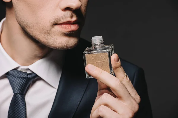 Bijgesneden Weergave Van Man Ruikende Parfum Geïsoleerd Zwart — Stockfoto