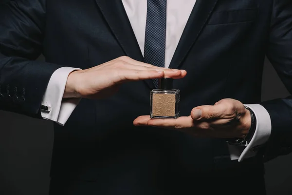 Vue Recadrée Homme Tenant Eau Cologne Dans Une Bouteille Verre — Photo