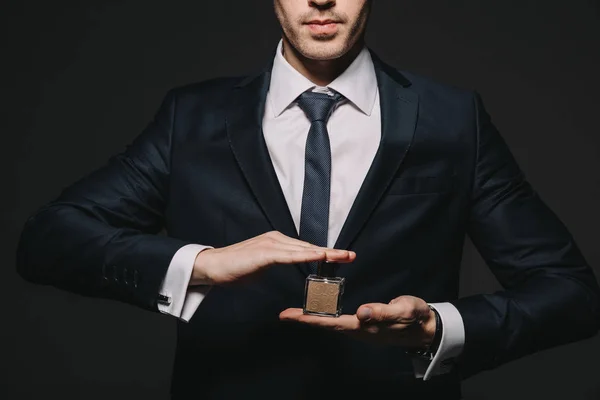 Vista Cortada Homem Terno Segurando Perfume Garrafa Vidro Isolado Preto — Fotografia de Stock