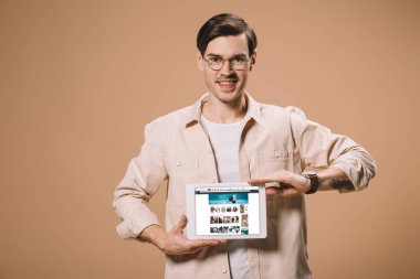 ekran üzerinde bej izole dijital tablet amazon app ile tutarak gözlük yakışıklı adam 