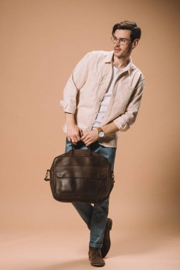 bej renkli arka plan üzerinde ihale gözlük yakışıklı adam 