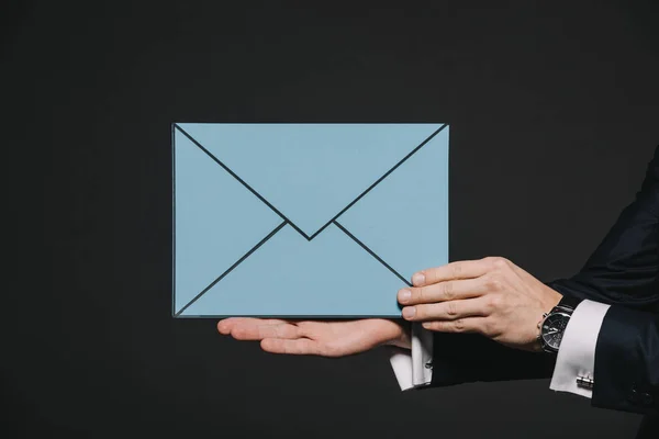 Vista Cortada Homem Segurando Envelope Azul Isolado Preto — Fotografia de Stock