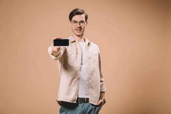 Glad Man Står Med Handen Fickan Och Hålla Smartphone Med — Stockfoto