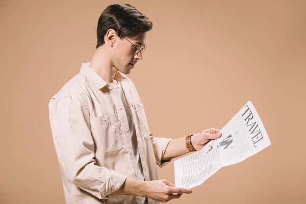 Hombre Guapo Leyendo Periódico Viaje Aislado Beige — Foto de Stock