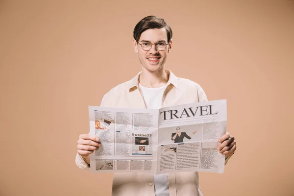 Веселий Чоловік Читає Туристичну Газету Ізольовано Бежевому — стокове фото