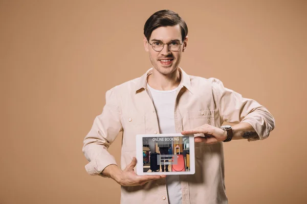 Hombre Guapo Gafas Celebración Tableta Digital Con Aplicación Reserva Línea — Foto de Stock