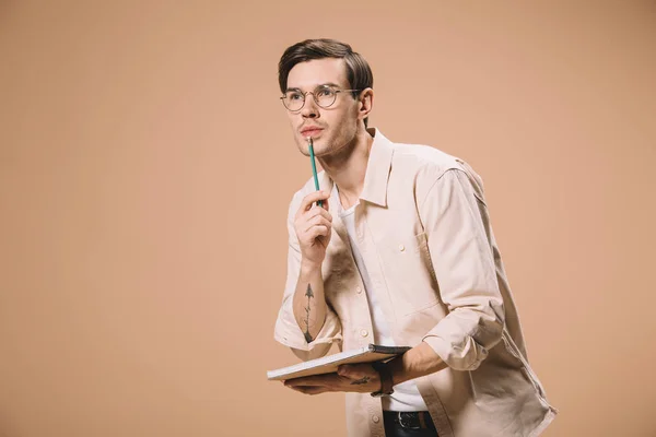 Nachdenklicher Mann Mit Brille Stift Der Nähe Der Lippen Isoliert — Stockfoto