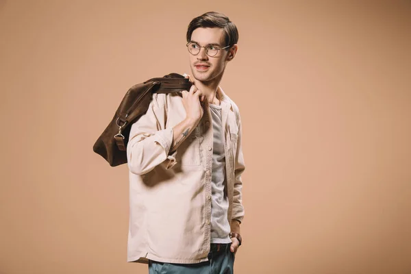 Schöner Mann Steht Mit Der Hand Der Tasche Und Hält — Stockfoto