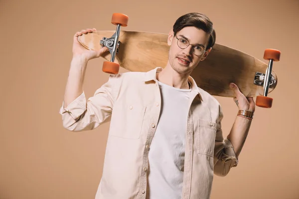 Vrolijke Man Glazen Houden Skateboard Terwijl Staande Geïsoleerd Beige — Stockfoto