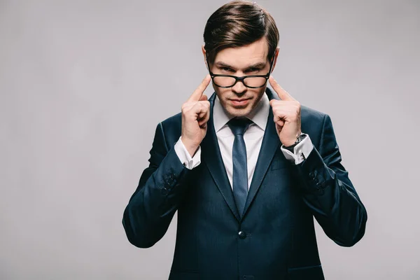 Homem Negócios Confiante Segurando Óculos Enquanto Terno Isolado Cinza — Fotografia de Stock