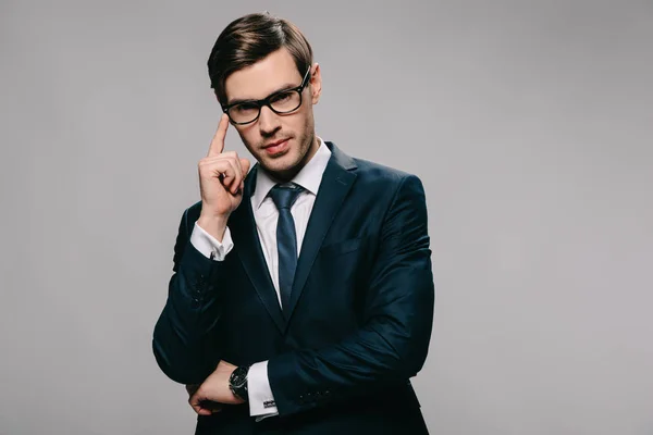 Selbstbewusster Geschäftsmann Berührt Brille Isoliert Auf Grau — Stockfoto