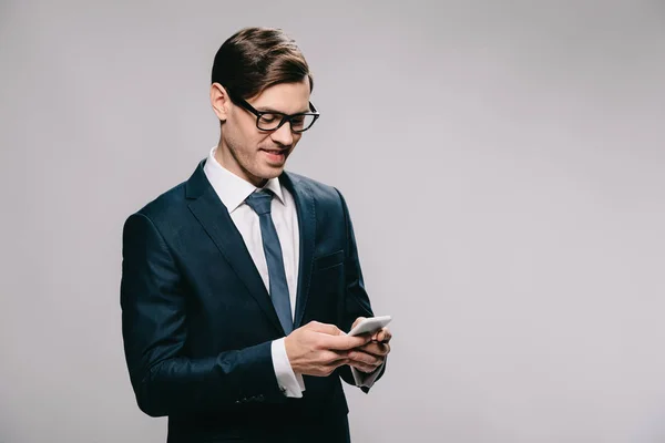 Stilig Affärsman Med Smartphone Stående Kostym Isolerad Grå — Stockfoto