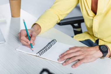 Resepsiyon, Not defterinizdeki yazma adam görünümünü kırpılmış