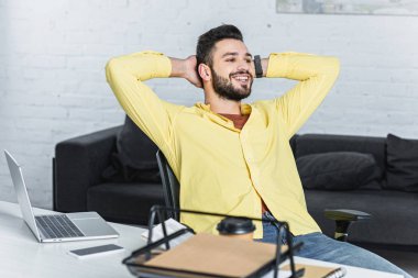 Neşeli sakallı işadamı çapraz kolları uzakta ofisinde arıyor