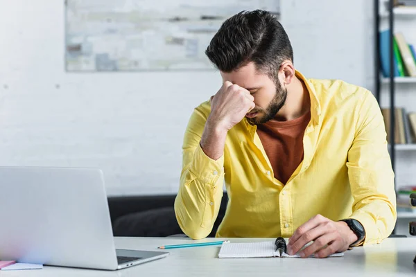 Doordachte Bebaarde Zakenman Gele Overhemd Aanraken Hoofd Werkplek — Stockfoto