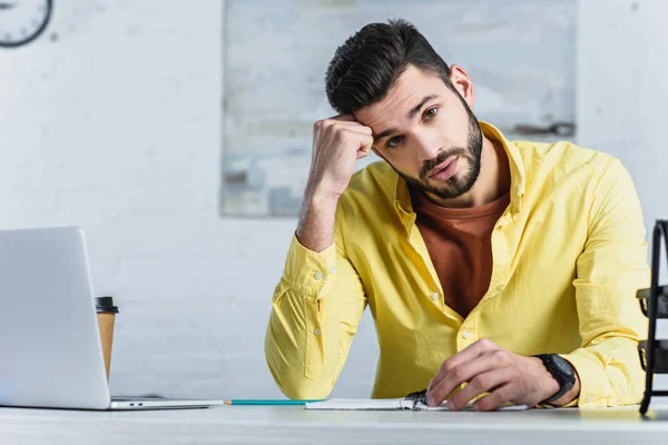 Aufgebrachter Bärtiger Geschäftsmann Berührt Kopf Und Blickt Kamera — Stockfoto