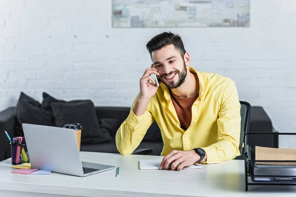 Χαμογελώντας Γενειοφόρος Επιχειρηματίας Μιλάει Στο Smartphone Στο Γραφείο — Φωτογραφία Αρχείου