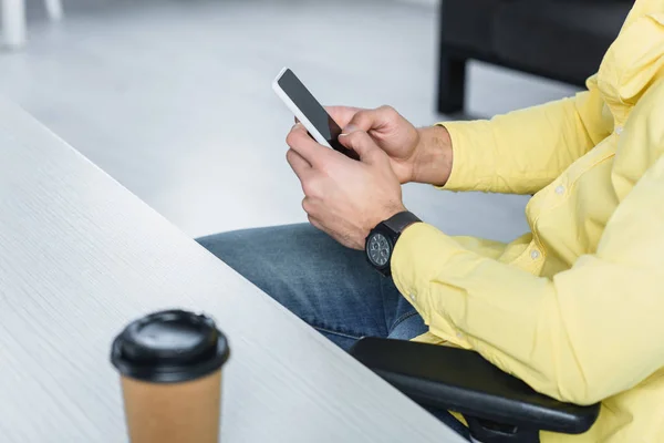 Partial View Man Holding Smartphone Workplace — Stock Photo, Image