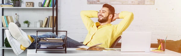 Empresario Barbudo Con Brazos Cruzados Relajándose Mirando Hacia Lugar Trabajo — Foto de Stock