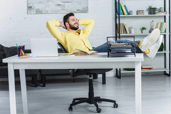 Usmíval Vousatý Podnikatel Překřížením Rukou Odvrátila Relaxaci Kanceláři — Stock fotografie