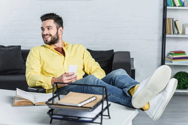 Glimlachend Bebaarde Zakenman Smartphone Houden Weg Zoek — Stockfoto