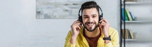 Cheerful Bearded Businessman Headphones Looking Camera Smiling — Stock Photo, Image