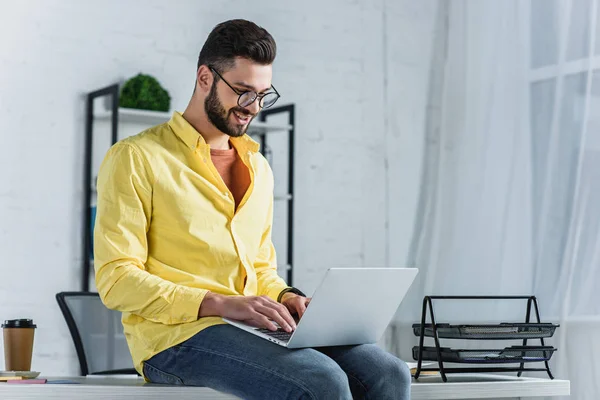 Empresario Barbudo Gafas Sentado Escritorio Escribiendo Ordenador Portátil Oficina — Foto de Stock