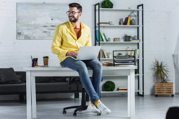 Homem Negócios Barbudo Óculos Digitando Sentado Mesa Olhando Para Longe — Fotografia de Stock