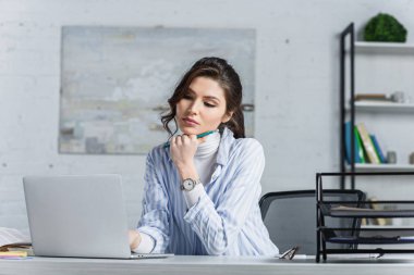 Kalem tutan ve laptop seyir çekici işkadını odaklı