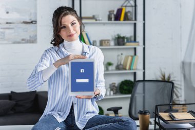 modern ofis ekran dijital tablet facebook app ile tutan neşeli kadın 