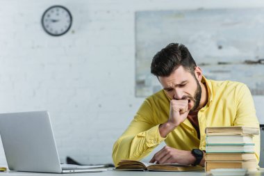 kitap ile eğitim ve modern ofis içinde laptop yakınındaki esneme yorgun adam 