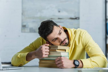 yorgun adam modern ofis kitaplarda yatan 