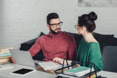 modern ofis kadında bakarak bardaklarda sakallı adam