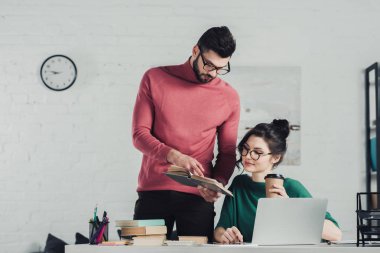 yakışıklı adam kitap kağıt bardak kadınla yakınındaki sakallı 