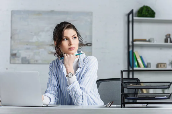 Mulher Negócios Bonita Segurando Lápis Usando Laptop Olhando Para Longe — Fotografia de Stock