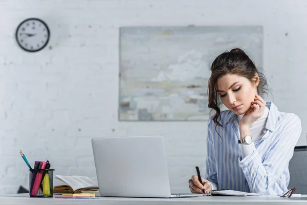 Focalisé Attrayant Femme Affaires Écrit Dans Cahier Sur Lieu Travail — Photo