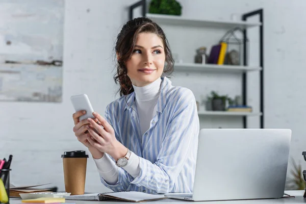 Atractiva Mujer Negocios Sosteniendo Teléfono Inteligente Mirando Hacia Oficina — Foto de Stock