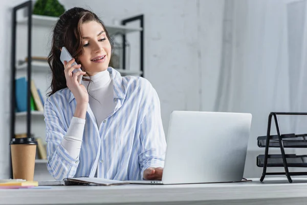 Aantrekkelijk Meisje Praten Smartphone Kijkt Neer Werkplek — Stockfoto