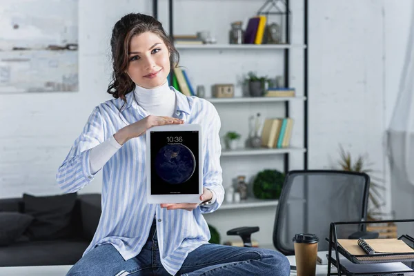 Mulher Atraente Segurando Tablet Digital Com Tela Bloqueio Escritório Moderno — Fotografia de Stock